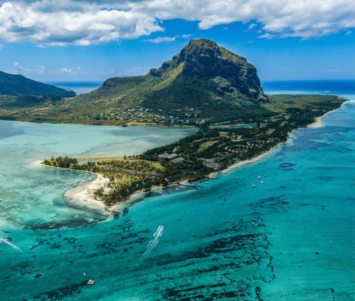 isola vulcanica Mauritius con acqua cristallina