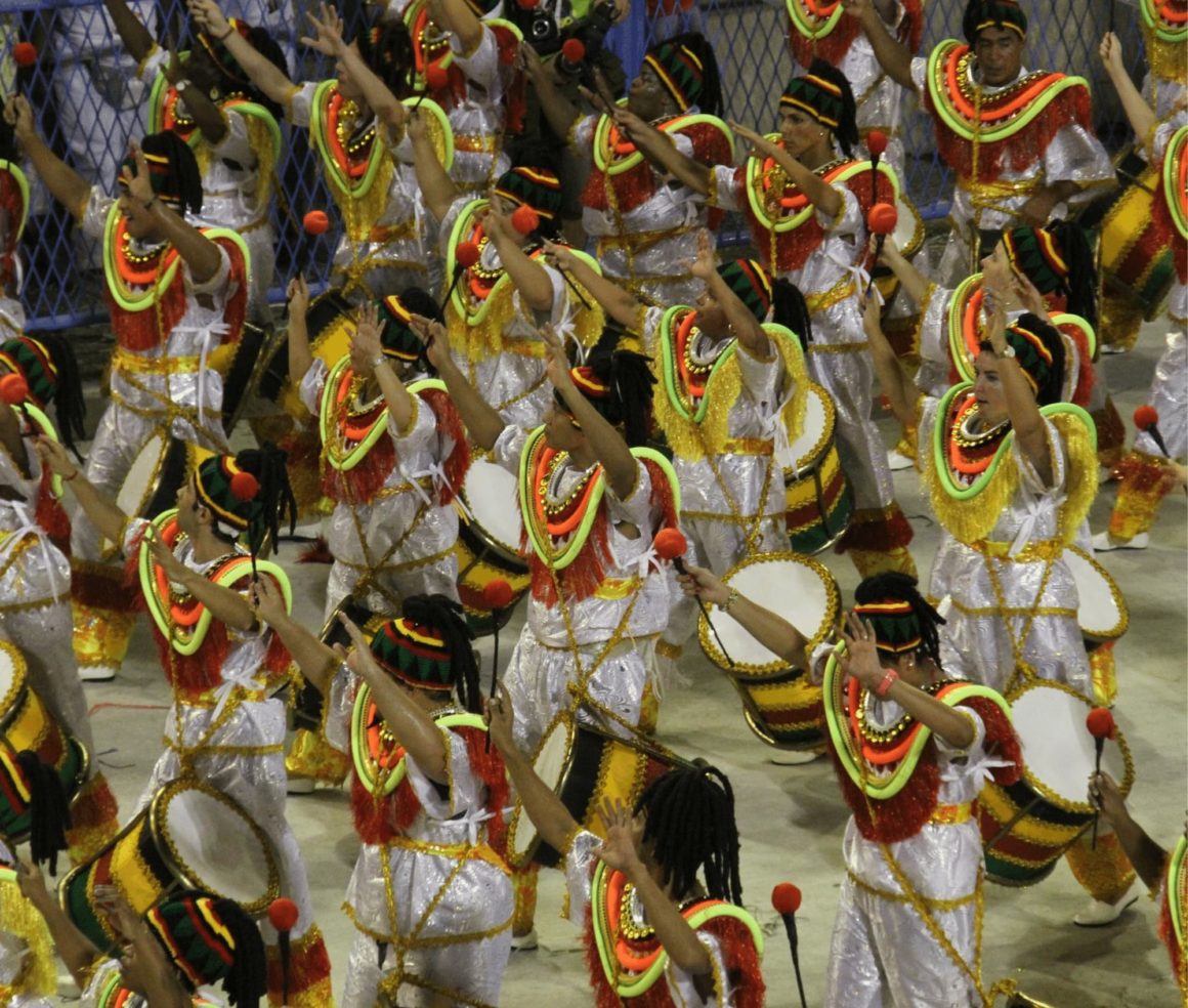 gruppo di persone che ballano samba per il carnevale di rio