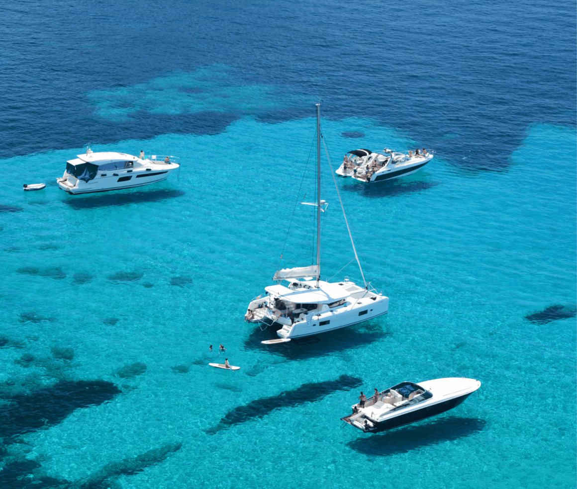 catamarani nel mare azzurro di Ibiza