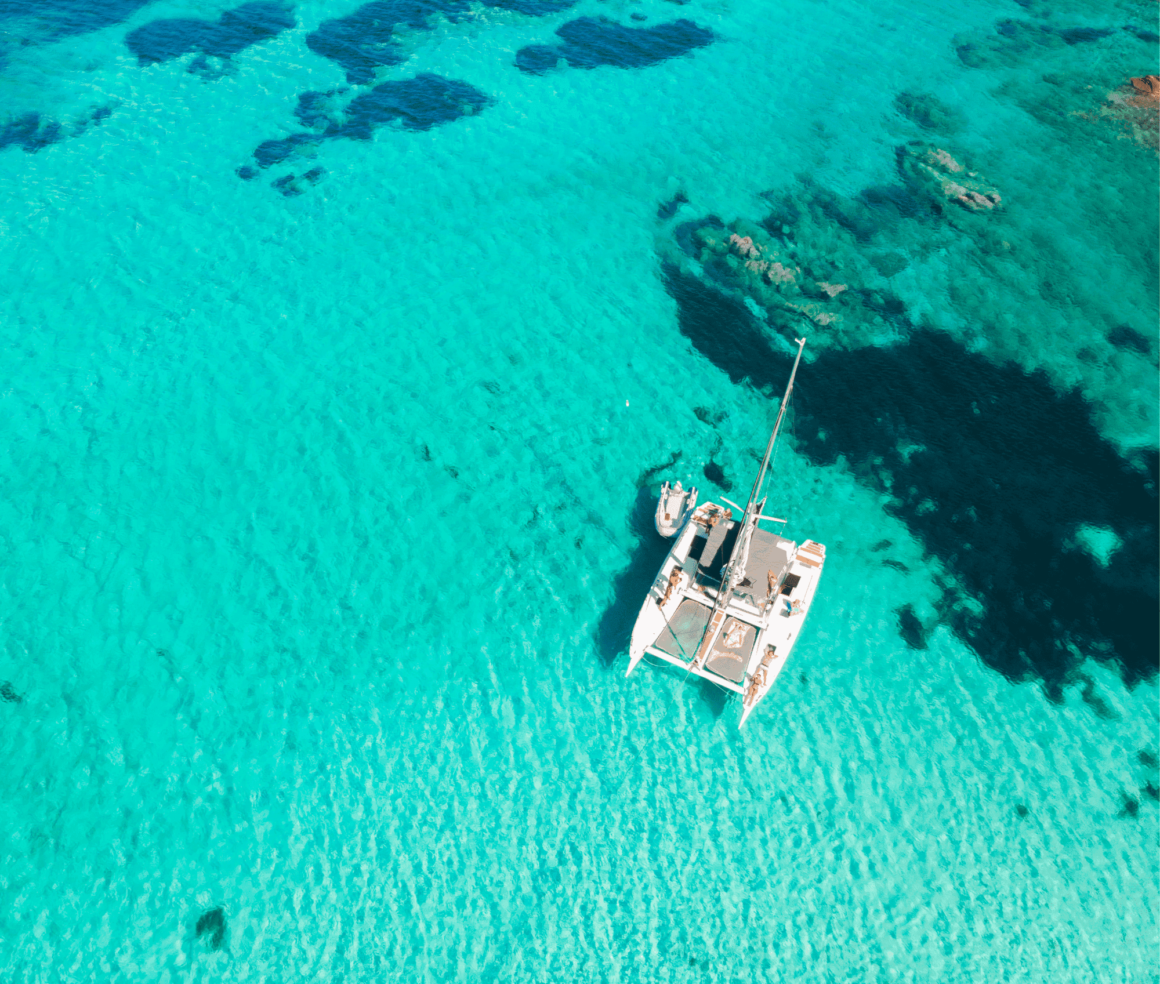 catamarano nel mare azzurro di Sardegna