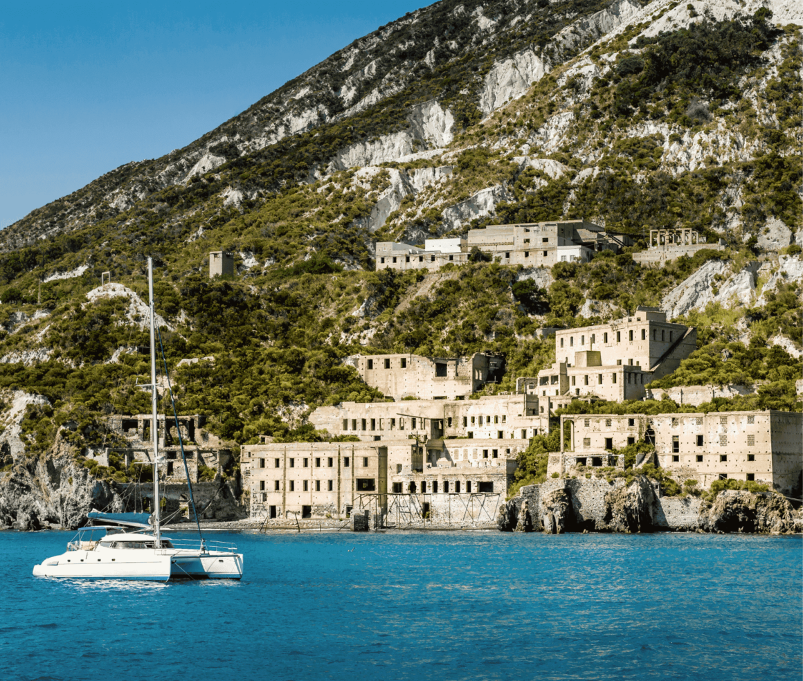 catamarano in paesaggio della Sicilia