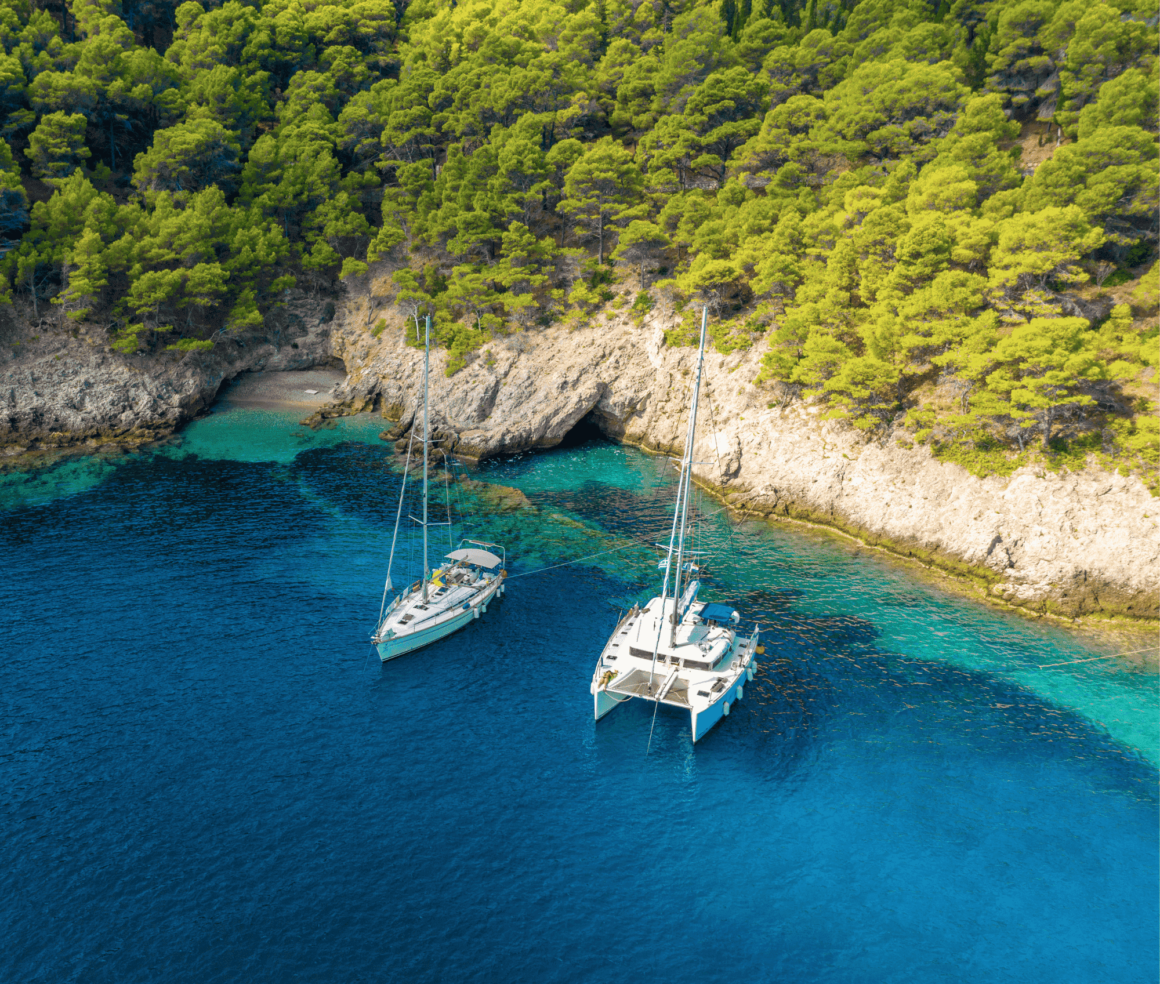 barche che attraccano sulle spiagge della grecia