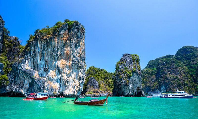 Costa Tailandese con acque turchesi e barche per le vacanze di pasqua
