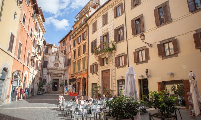 Ristorante a Roma trastevere con tavoli all'aperto al sole