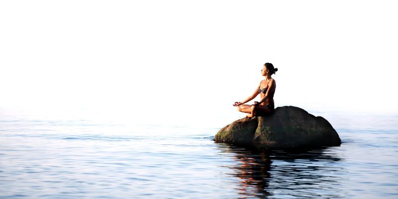 Persona che medita davanti al mare 