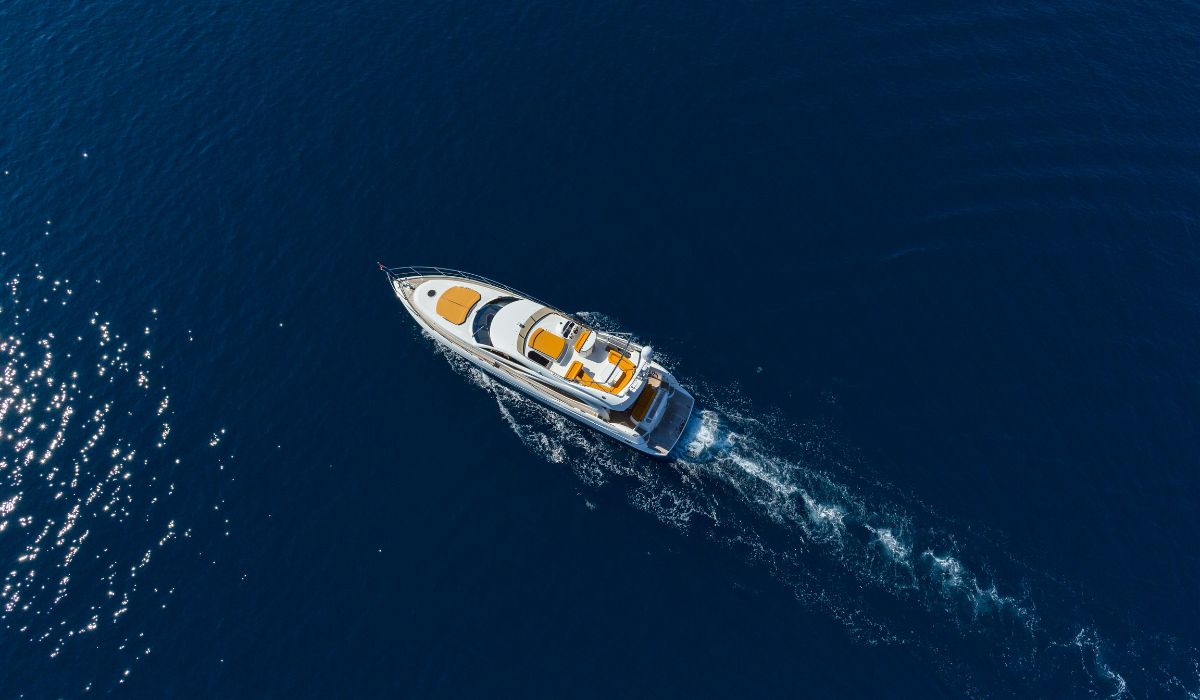 yacht di lusso in mare aperto
