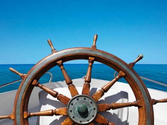 timone di una barca da guidare con patente nautica