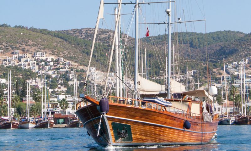 caicco che naviga al largo della Turchia