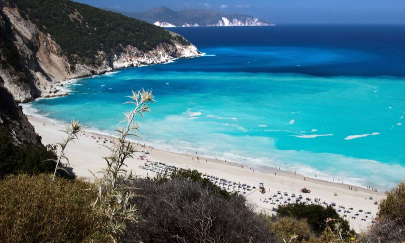 Vista sulla spiaggia della Kefalonia, con sabbia bianca ed acque azzurre