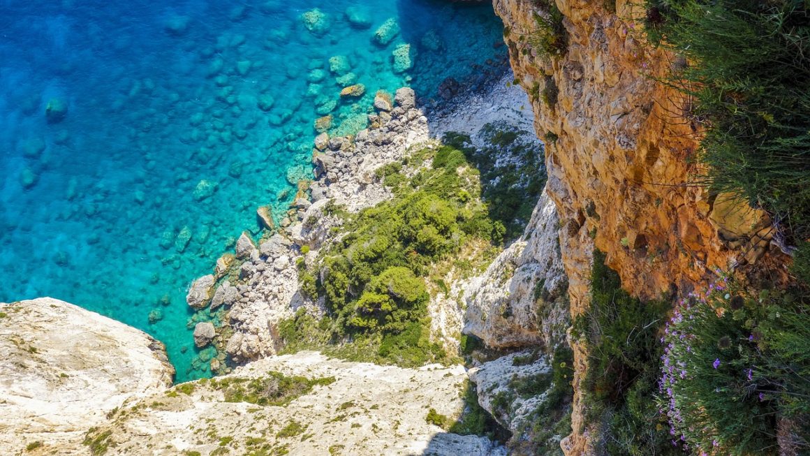 veduta aerea di una meravigliosa caletta a Creta
