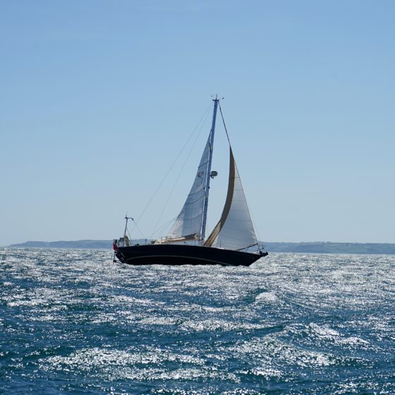barca a vela con mare agitato