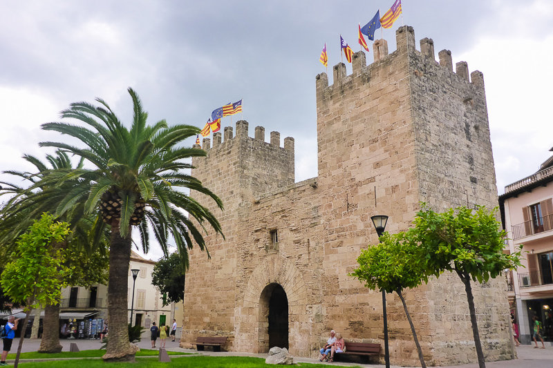 Zeilvakantie Mallorca- De stadsmuur van Alcúdias