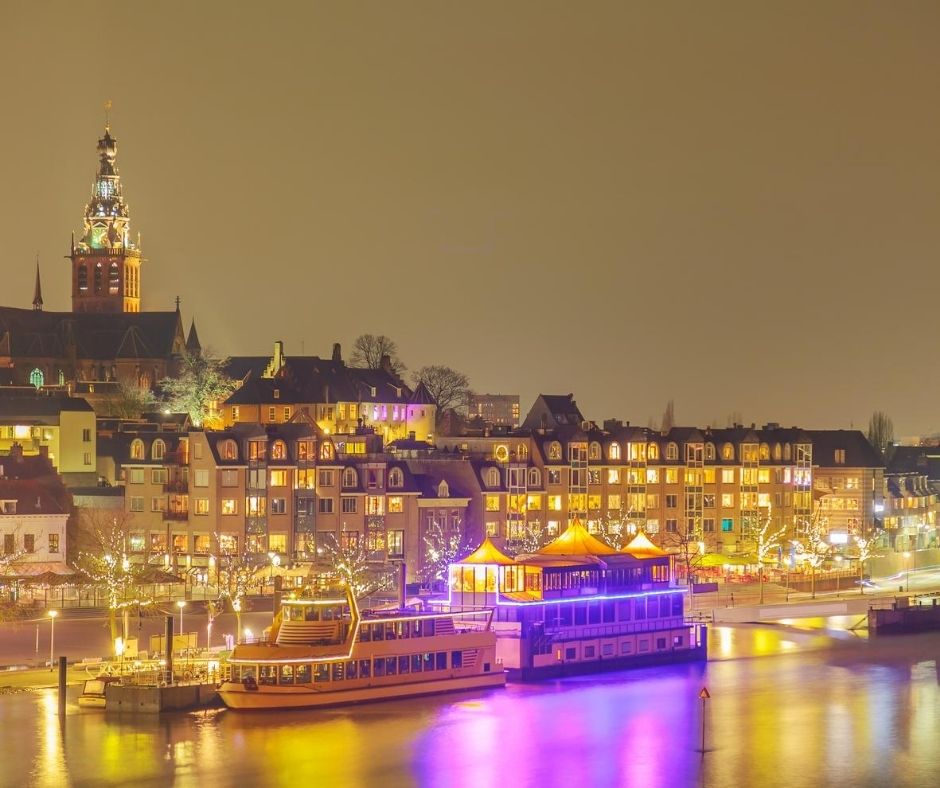De prachtige stad Nijmegen 's avonds verlicht
Zeilen in gelderland