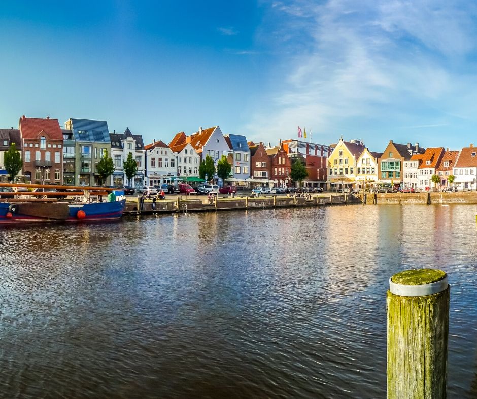 Friesland met zijn kleurrijke huizen en boten