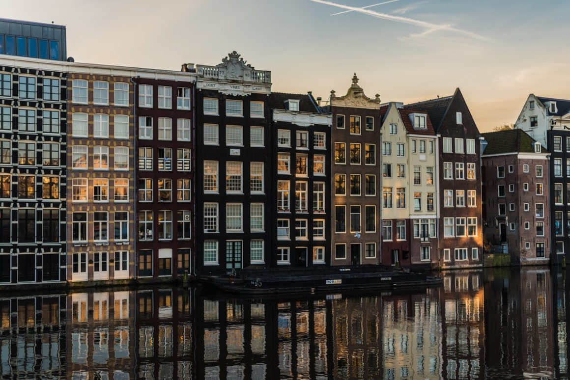 Bootje varen over de Amsterdamse Grachten.