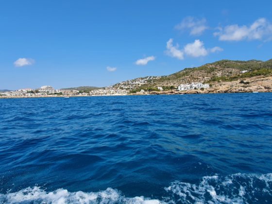 Vanaf de Middellandse Zee heb je een prachtig uitzicht op Sitges.