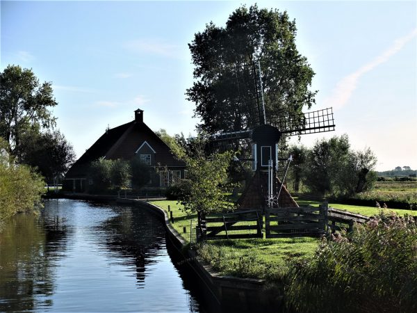 Als je de turfroute neemt kom je over de mooiste kanalen door Friesland.