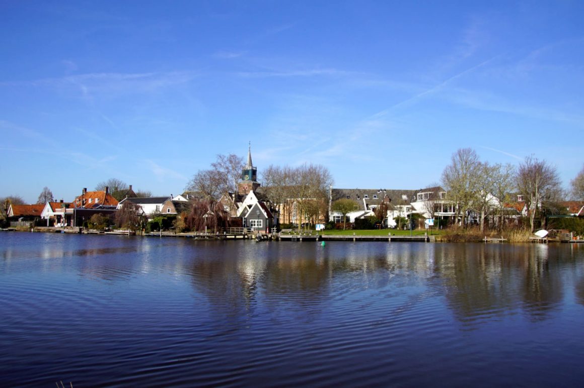 De Vecht in Utrecht met huizen en kerktoren aan het water