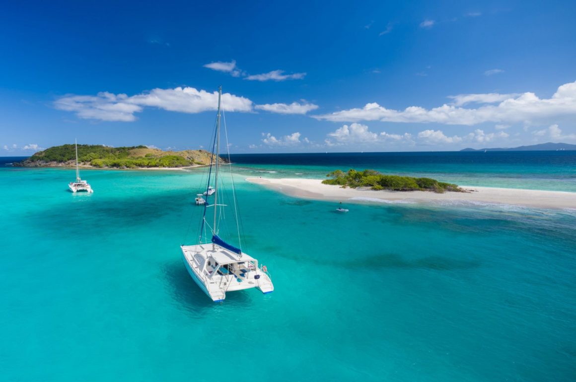 Catamaran ligt voor anker bij de Britse Maagdeneilanden, Caraïben.