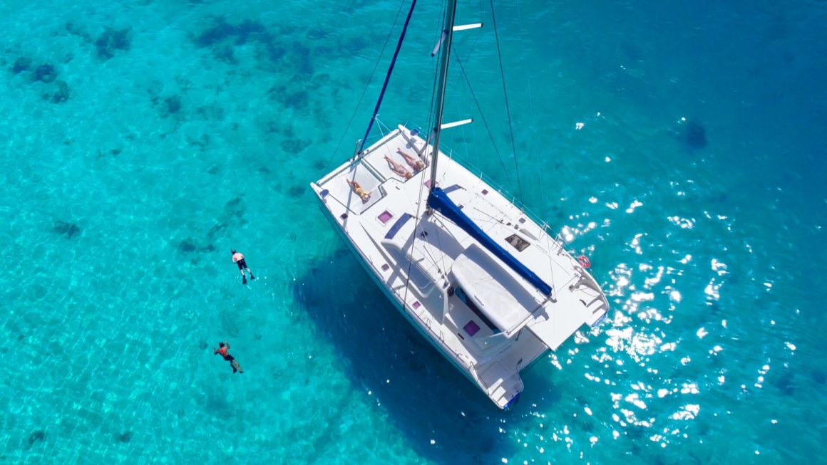 Caraïben populair gebied om te zeilen met catamaran