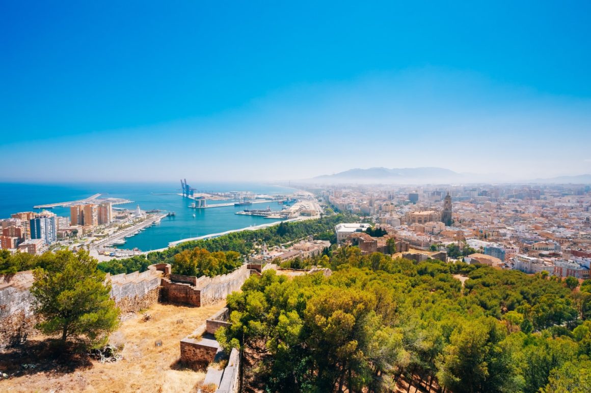 Uitzicht op de stad Malaga met de haven aan de Middellandse Zee.