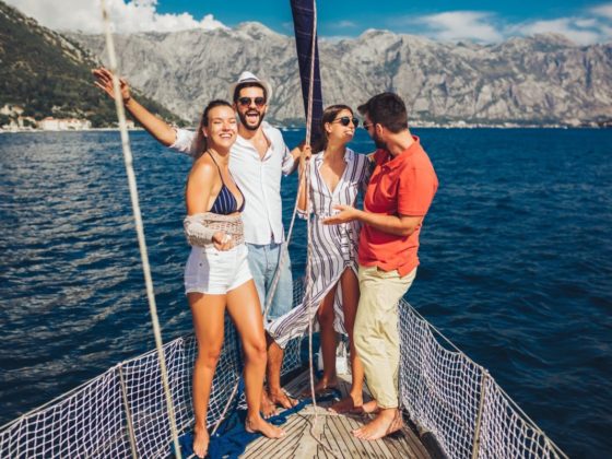 Mensen vieren vakantie op een boot op een meer in de bergen