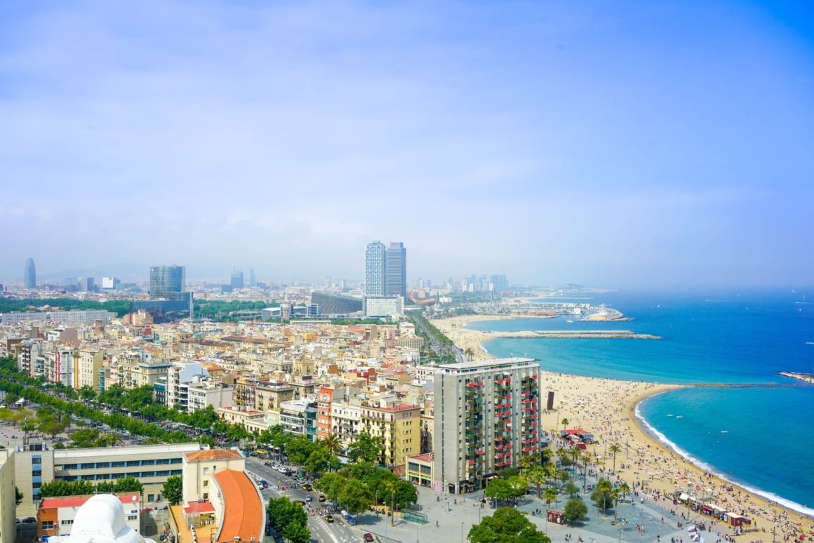 Uitzicht op de stad Barcelona aan de Middellandse Zee met stranden