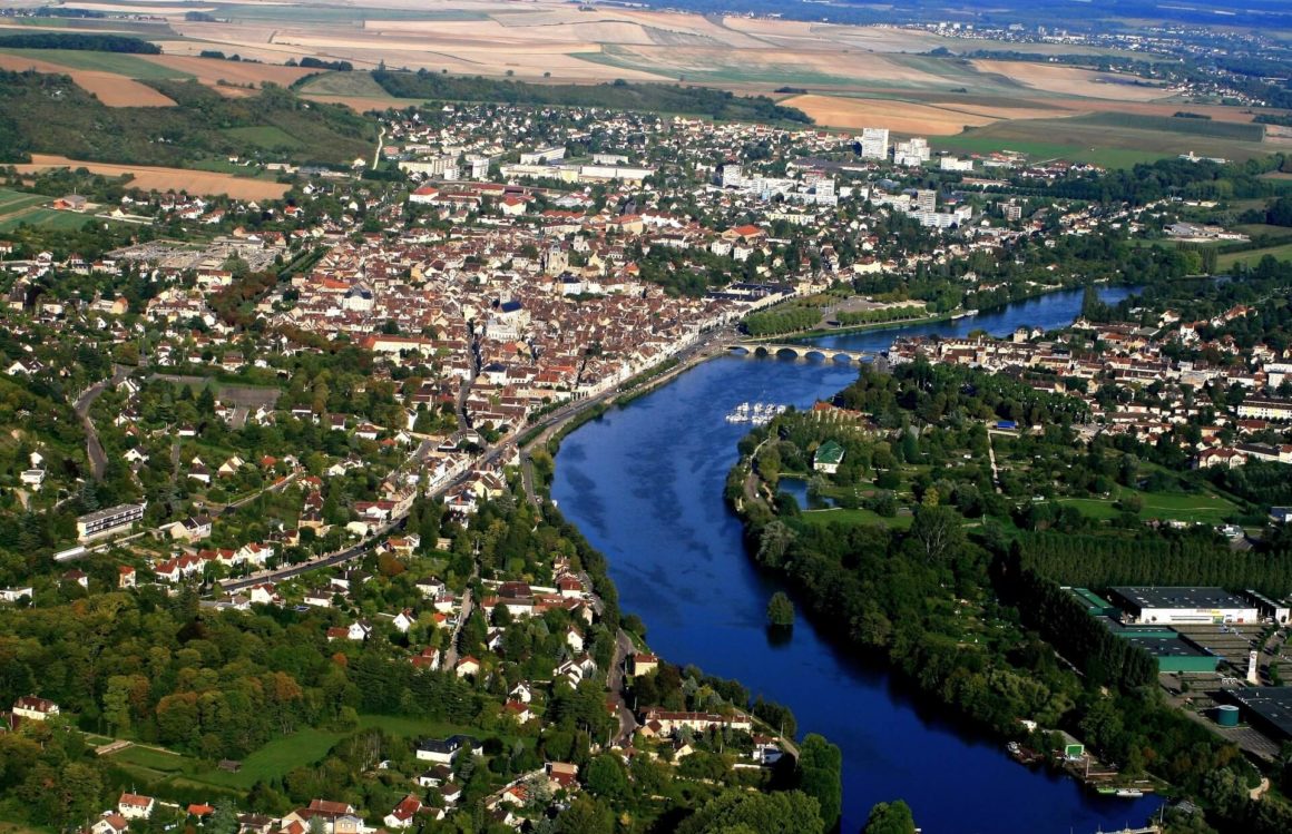 Rivier de Yonne stroomt door een Franse stad