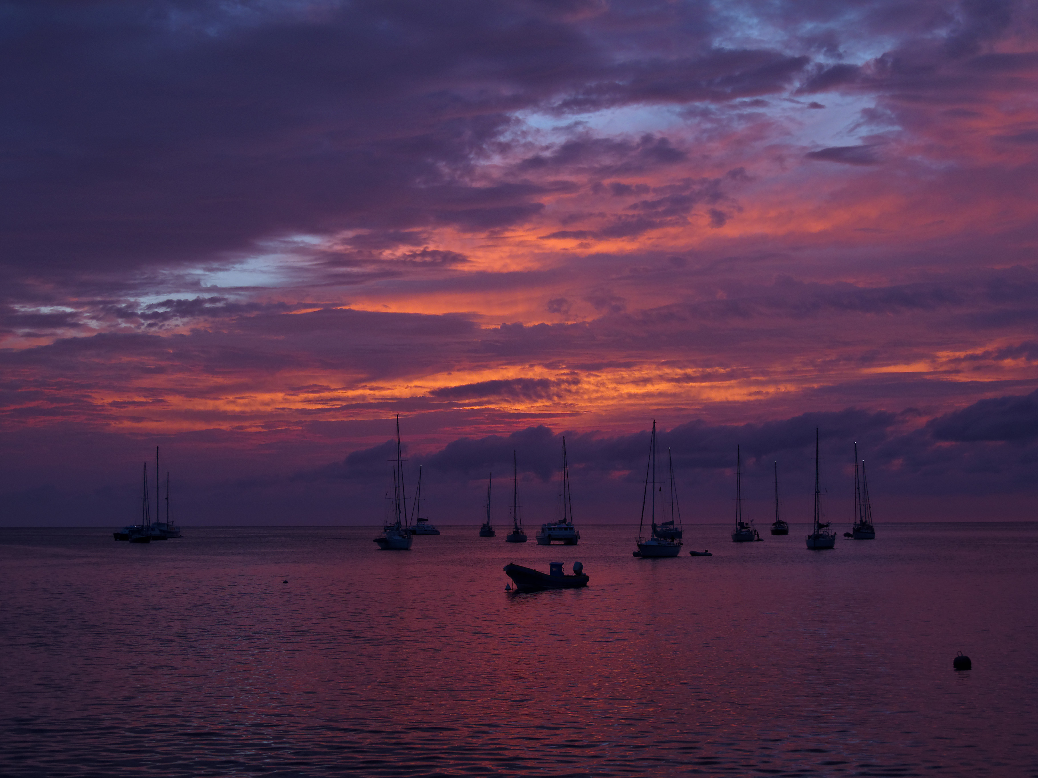 Discover the beautiful bays when sailing Guadeloupe