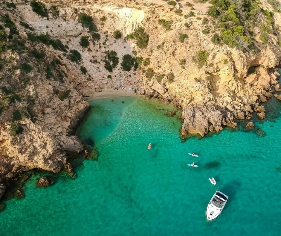 Cala Tarida is ideal for going with your family and couple