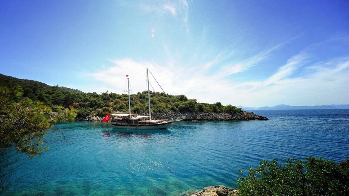 Fethiye Turkey, Fethiye beaches, Fethiye sailing, Sailing thorugh Fethiye, blue turqoise water, green forest background, green and blue tones
